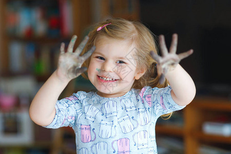 可爱的女婴学习水彩画小蹒跚学步的孩子在家里用彩色画笔健康快乐的孩子图片