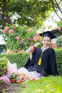 毕业女学生快乐恭喜你成功完成教育图片