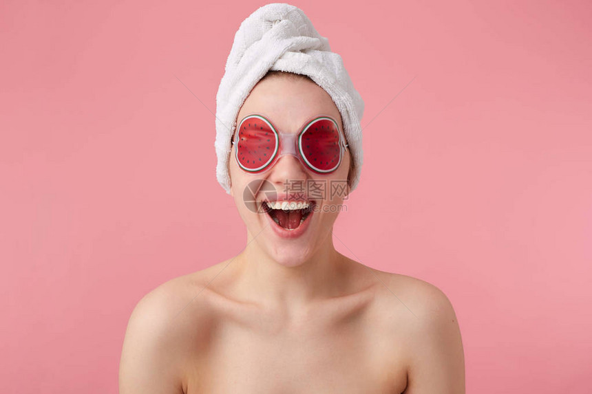 太酷了快乐的年轻女人被蒙住眼罩头上有毛巾张开嘴和眼睛后听到好消息
