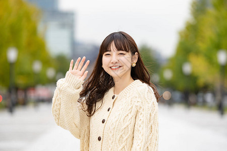 亚洲日语青年女子挥手图片