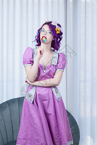 披着紫色礼服的Pinup女孩图片
