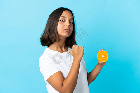年轻亚洲女孩带着一个橙色孤立的蓝色背景图片