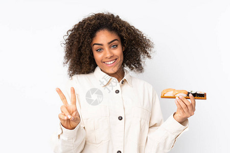 带着寿司的非裔美国年轻女子在白色背景下被孤立图片