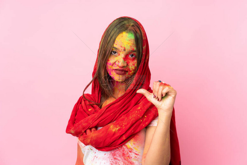 年轻印度妇女脸上沾满多彩辣椒粉的胡利粉末图片