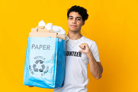委内瑞拉年轻男子拿着一个回收袋满纸来回收骄傲图片