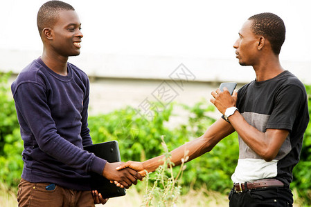 两个年轻学生白天站在田野里图片