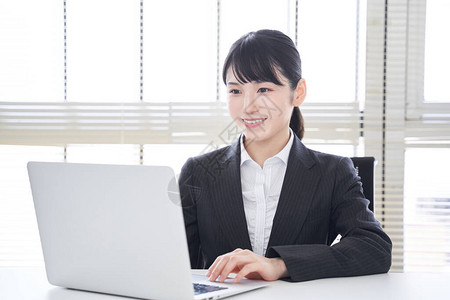一位日本女商人在办公室的笔记会议高清图片素材
