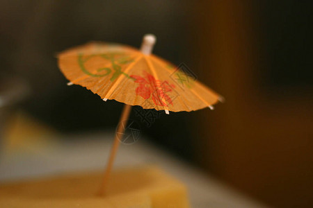 在一些异国菜中雨伞用美丽的图片