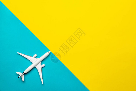 在飞行旅概念中玩飞机白色玩具天空飞机或飞机在飞行黄色和明图片