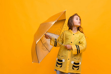 穿雨衣的可爱小女孩图片