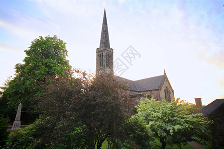 布洛克教堂的尖顶穿过树林图片