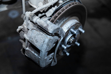 汽车轮毂刹车卡钳刹车片刹车盘车轮轴承的特写镜头准备修理在图片
