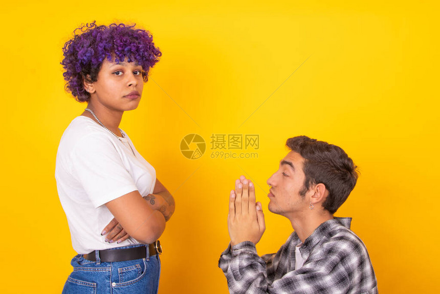 要求宽恕的男女青年夫妇在背景图片