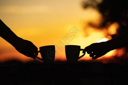 朋友们在日出时间清晨喝咖啡图片