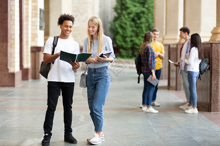 准备上课的青少年在大学校园户外校图片