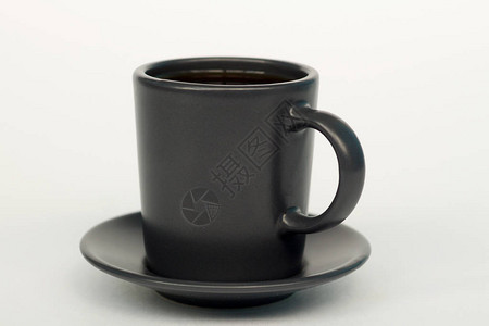 白色背景的黑咖啡杯中间的黑杯子里背景图片