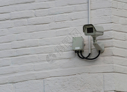 砖墙上的监控摄像头图片