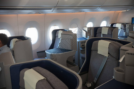 飞机的经济舱空荡的客舱空荡的深蓝色椅子打开图片