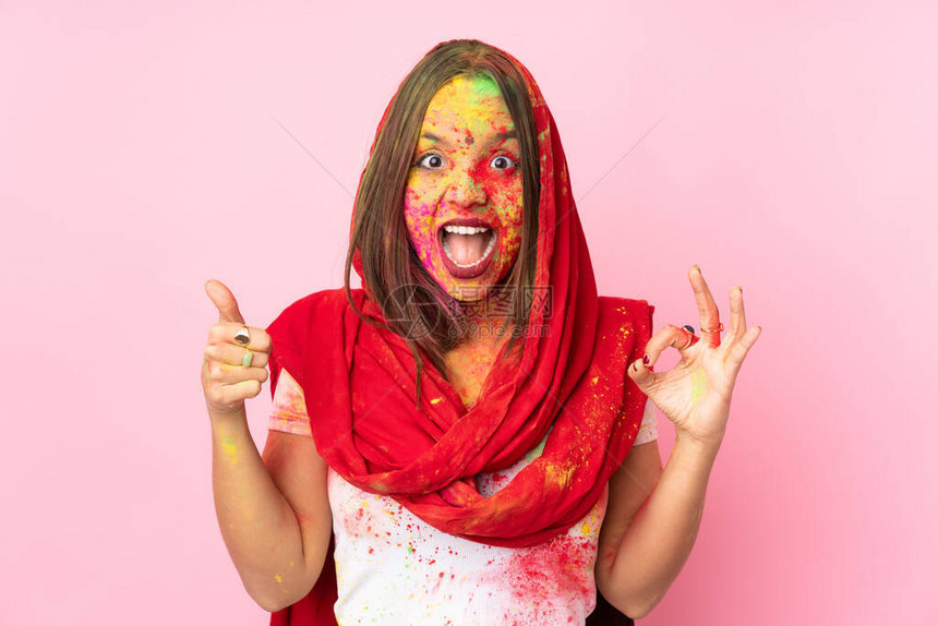 年轻印度女脸上沾满多彩的胡利粉色红图片