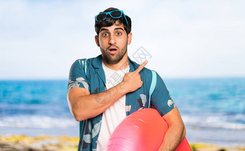 海边度假的男子图片