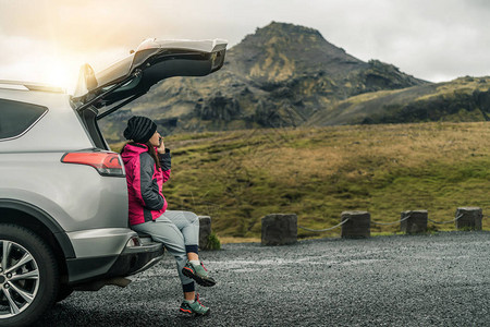女游客乘坐SUV车在冰岛进行公路旅行旅客停车图片