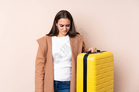 带着手提箱的旅行女人带着悲伤的表情背景图片