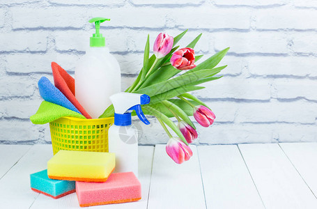 春季大扫除假期概念清洁用品和工具和春花液体消毒剂海绵和清洁图片