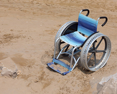 沙滩上的铝制大轮椅图片