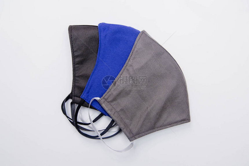 三个手工制作的不同颜色黑色蓝色和灰色的医用口罩的特写图片
