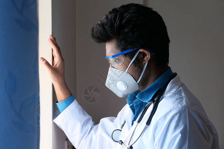 戴口罩防冠状的医生图片
