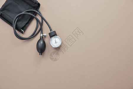 棕色背景的医用血压计图片