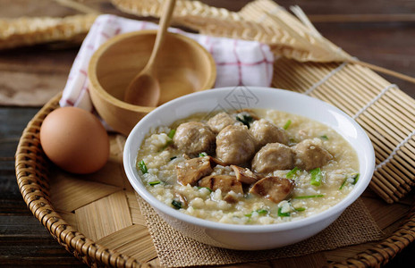 亚洲食品大米汤和肉球烤蘑菇和蔬菜图片