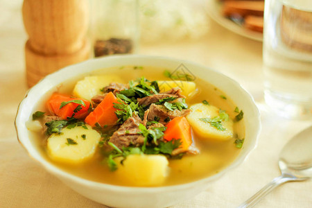 羊肉汤肉汤配蔬菜东方美食的菜肴夏季传统午餐图片