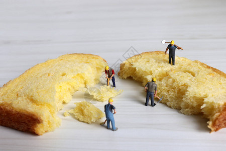 微型工人切面包图片