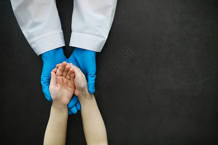 医学概念戴手套的医生握着病人的手医生对病人的道德帮助心脏病专家图片