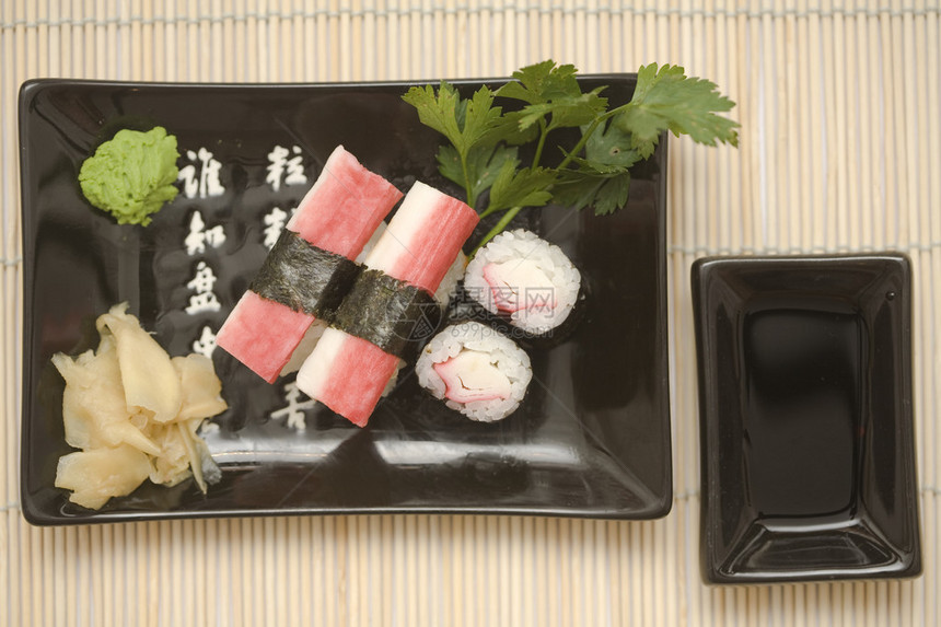 黑色盘子上印着一串寿司图片