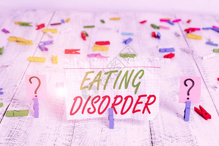 显示饮食失调的书写笔记以不规则饮食习惯为特征的疾病的商业概念木桌上放图片