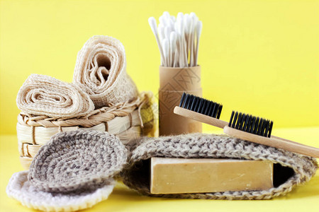 天然自我护理产品浴室和水疗配件零废物概念竹牙刷毛巾肥皂图片