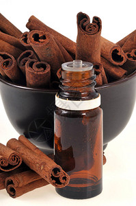 Cinnamon基本油瓶加肉桂棒背景图片