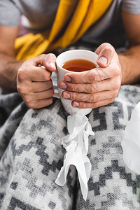 男人在公寓里喝茶图片