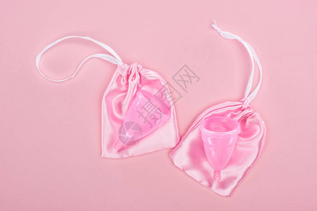 粉红色背景袋中粉红色塑料月经背景图片