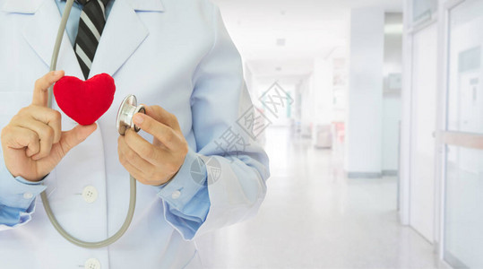 医学心脏病学概念医生拿着听诊器测试心脏医疗与复制空间图片