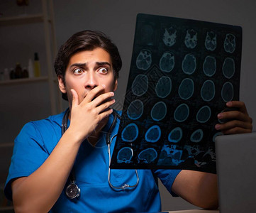 年轻医生看X射线图像做出惊讶的表情图片
