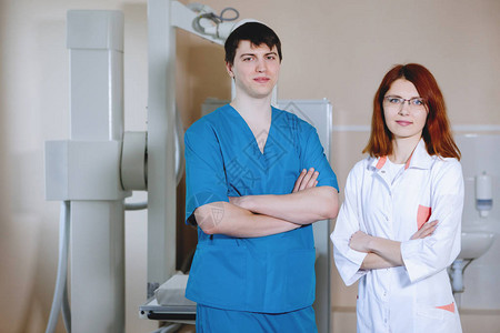 男医生和护士放射科医生站在医疗办公室的X图片
