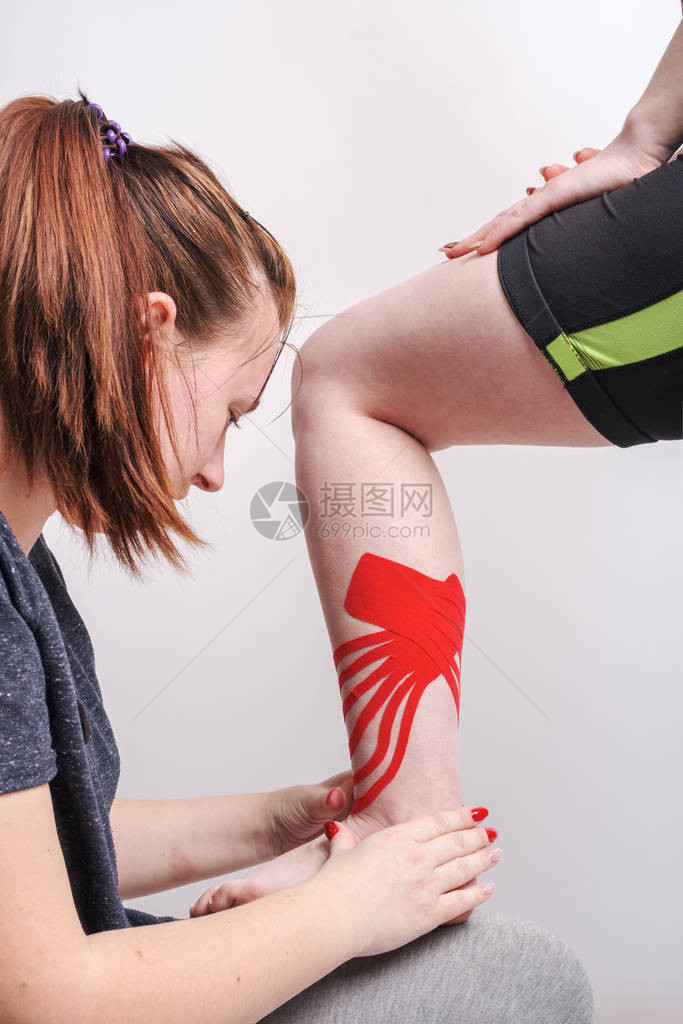 女物理治疗师对腿部女患者进行的生理和运图片