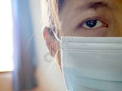 戴卫生面具保护自己免受疾病感染的妇女的阴险眼神合群图片