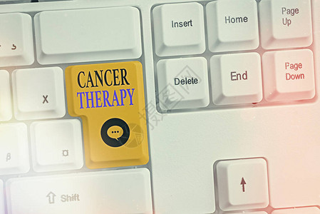 显示癌症治疗的书写笔记经常使用化学疗法治疗癌症患者的商业概念彩色键盘图片