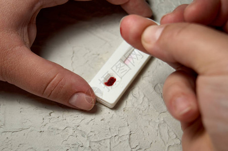 HIV自测手指有一滴血HIV测试快递自我人类免疫背景图片
