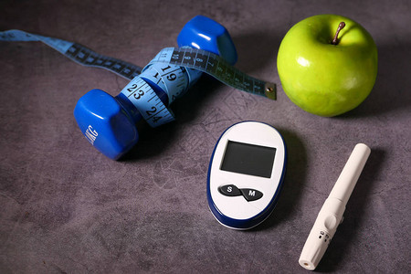 关闭糖尿病测量工具和苹果放图片
