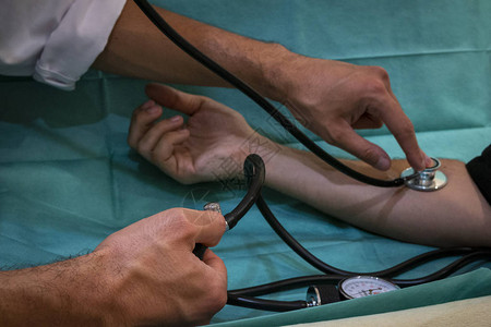 医学概念护士给病人量血压图片
